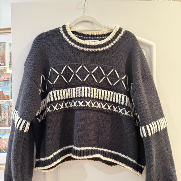 Elegant Black and White Women's Sweater - Picture 1 of 4